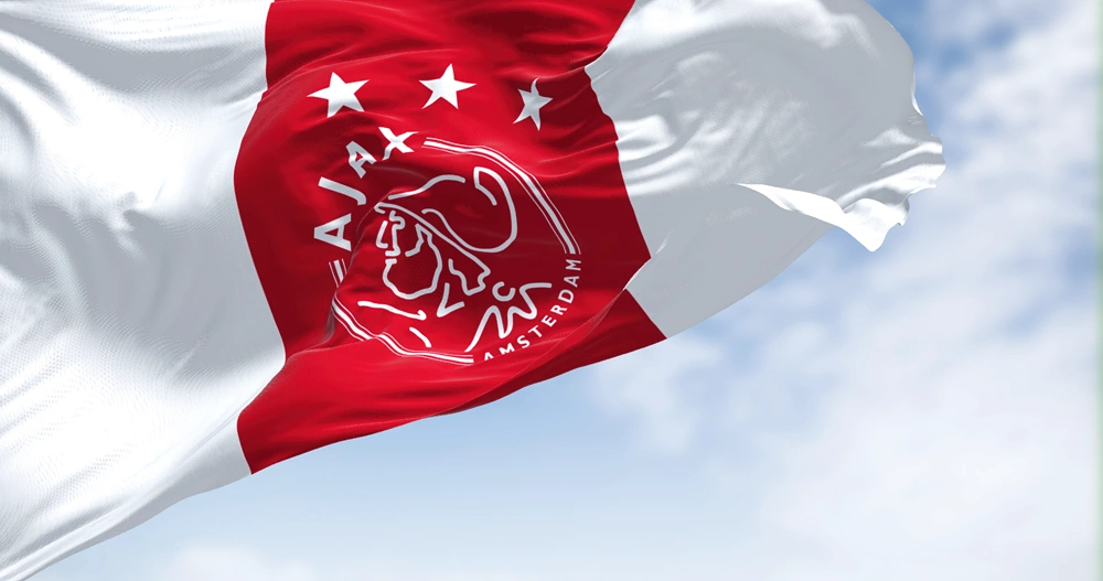 Insignia del club Ajax en la bandera