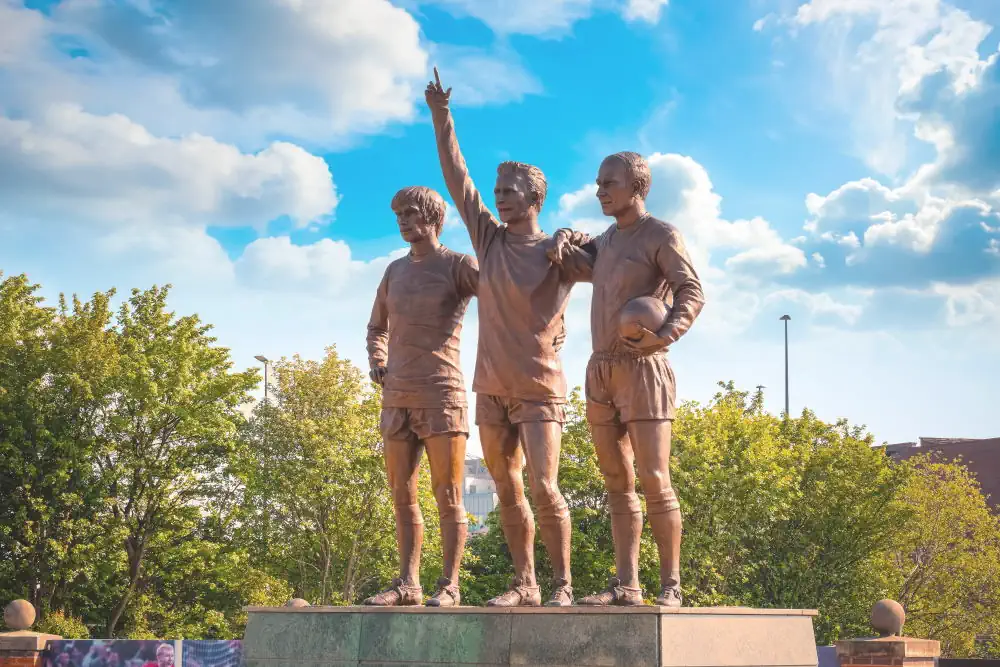 La estatua de George Best, Denis Law (en el medio) y Sir Bobby Charlton